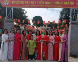 Trường PTDTBT TH Phình Giàng hưởng ứng tuần lễ áo dài