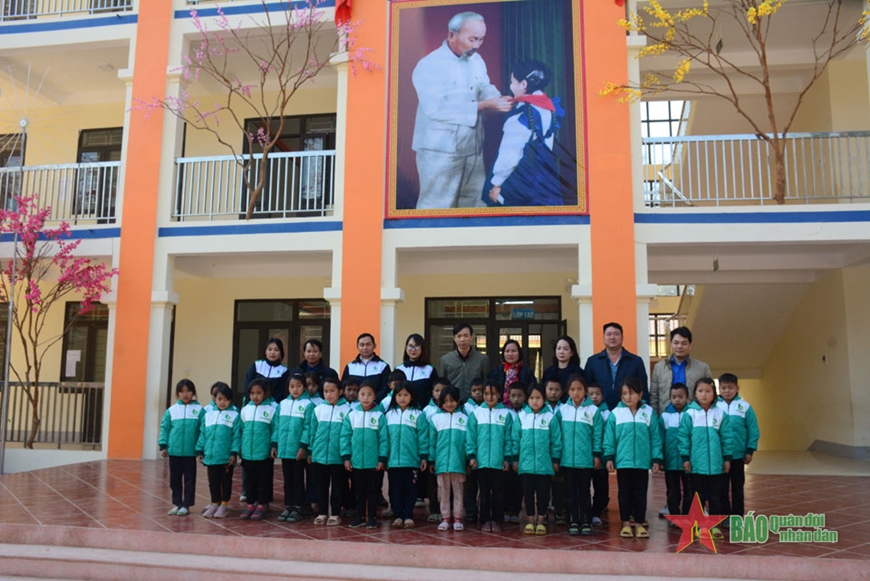 Điện Biên: Trao gần 300 áo ấm và học bổng tặng học sinh nghèo vượt khó